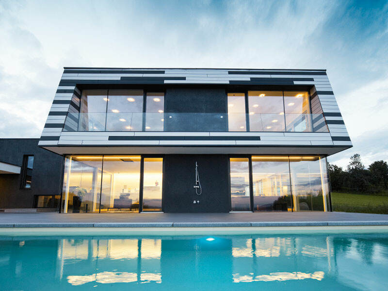 Obiteljska kuća s višebojnom PREFA fasadom Siding u antracit mat i srebrnoj boji s naglašenim spojem.