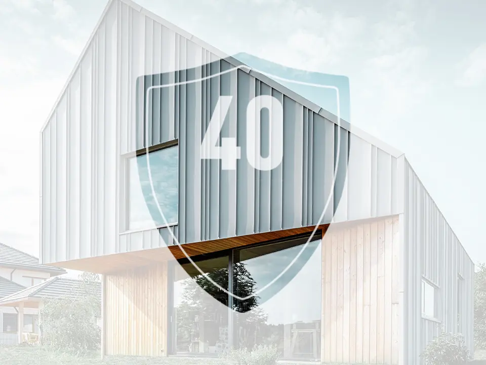 Slika prikazuje znak s brojem "40", koji predstavlja jamstvo na PREFA aluminijske proizvode, ispred moderne obiteljske kuće.