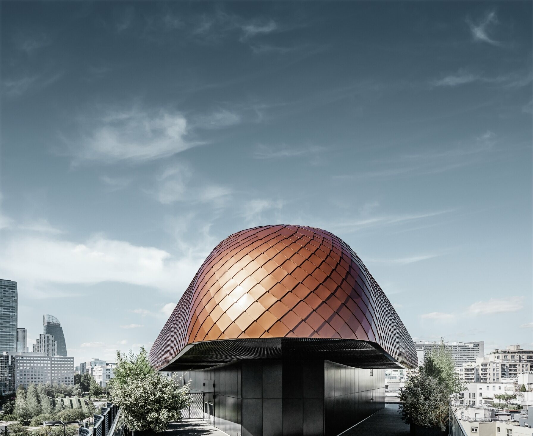 Zaobljena nadgradnja na uredskoj zgradi Blackpearl u Parizu, obložena je PREFA krovnim rombom 29 × 29.