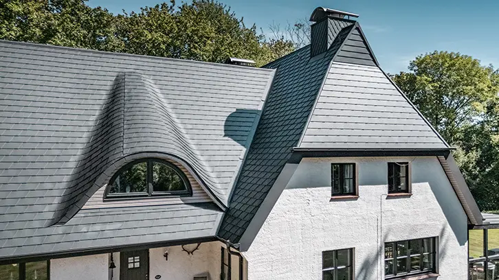 Einfamilienhaus in Kulpin nach der Sanierung mit der PREFA Dachschindel.