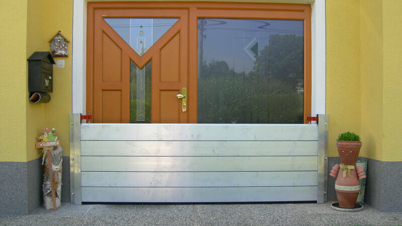 Ulazna vrata obiteljske kuće sa suvremenim sustavom zaštite od poplava PREFA