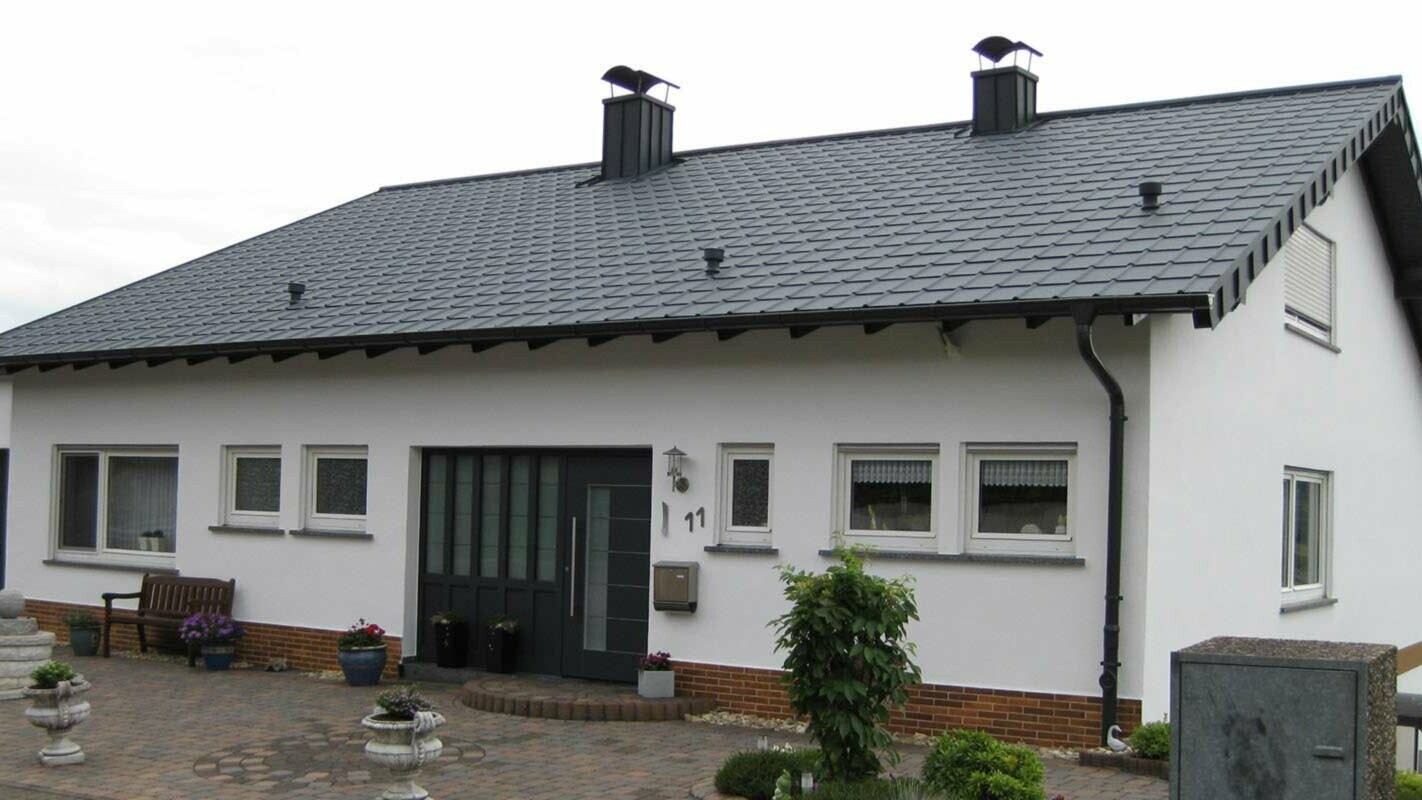 Obiteljska kuća s jednostavnim dvostrešnim krovom nakon sanacije krova PREFA krovnom pločom