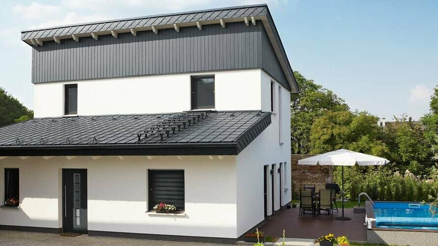 Obiteljska kuća s dvama međusobno izmaknutim jednostrešnim kosim krovovima pokrivena kvalitetnim krovnim pločama PREFA