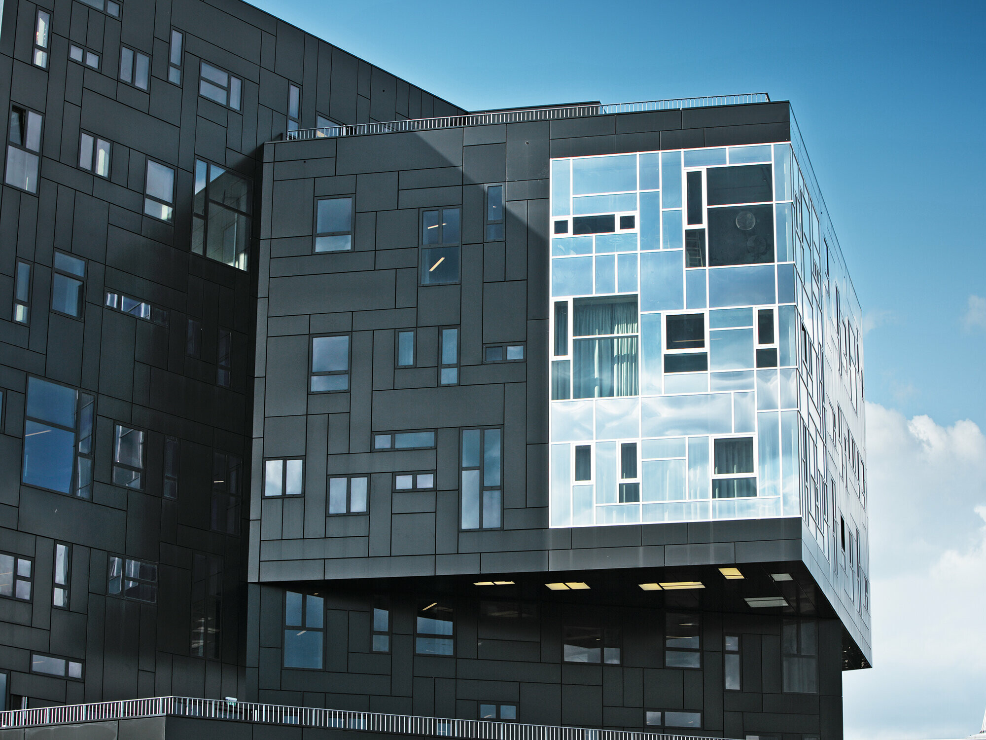 Snimka WU Executive Academy s naglaskom na pročelje od PREFA aluminijskih kompozitnih ploča u duboko crnoj boji i sjajnom staklenom dijelu.