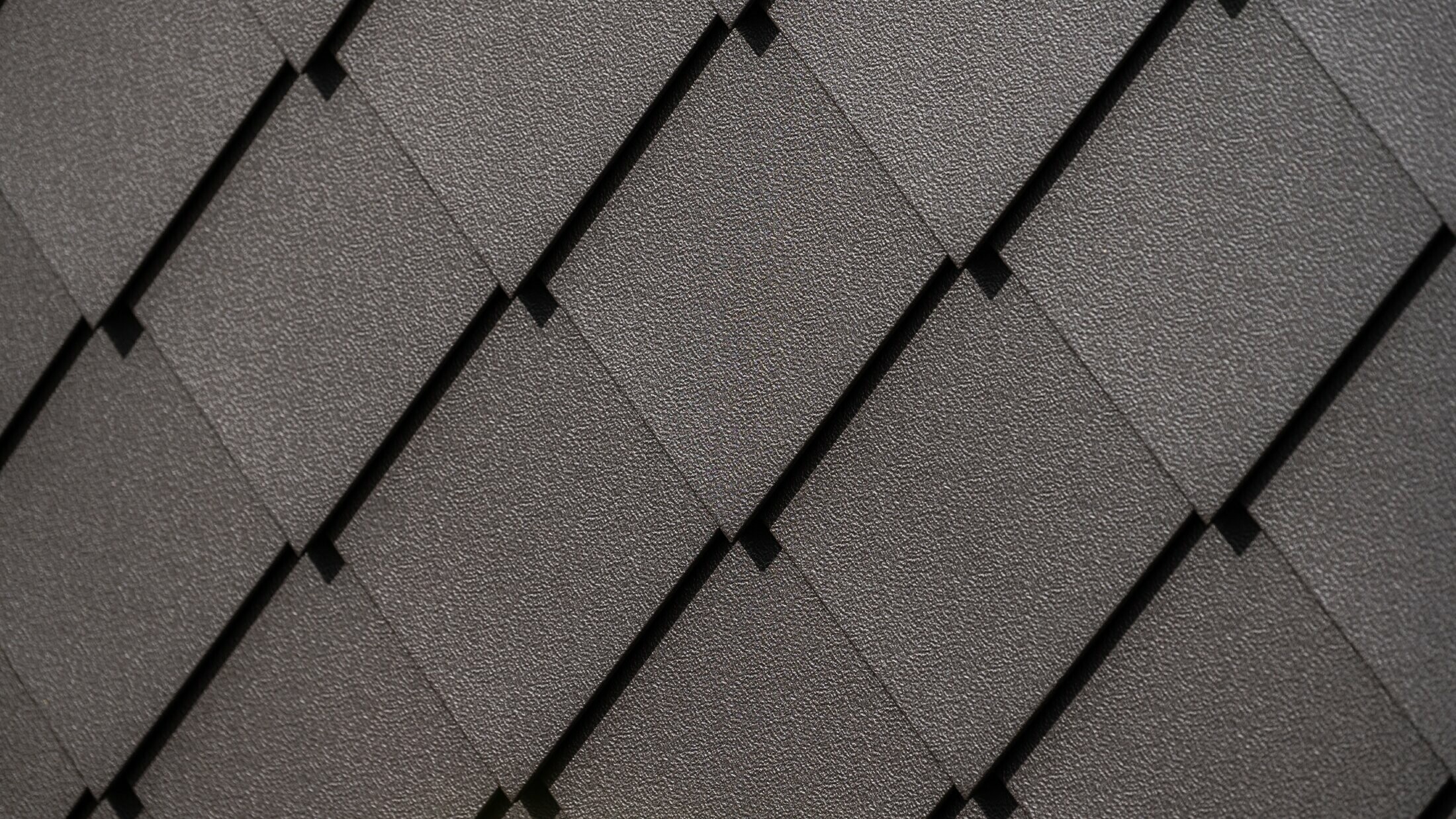 PREFA zidni romb 29 × 29 u orah smeđoj boji, snimak izbliza sa stucco površinom