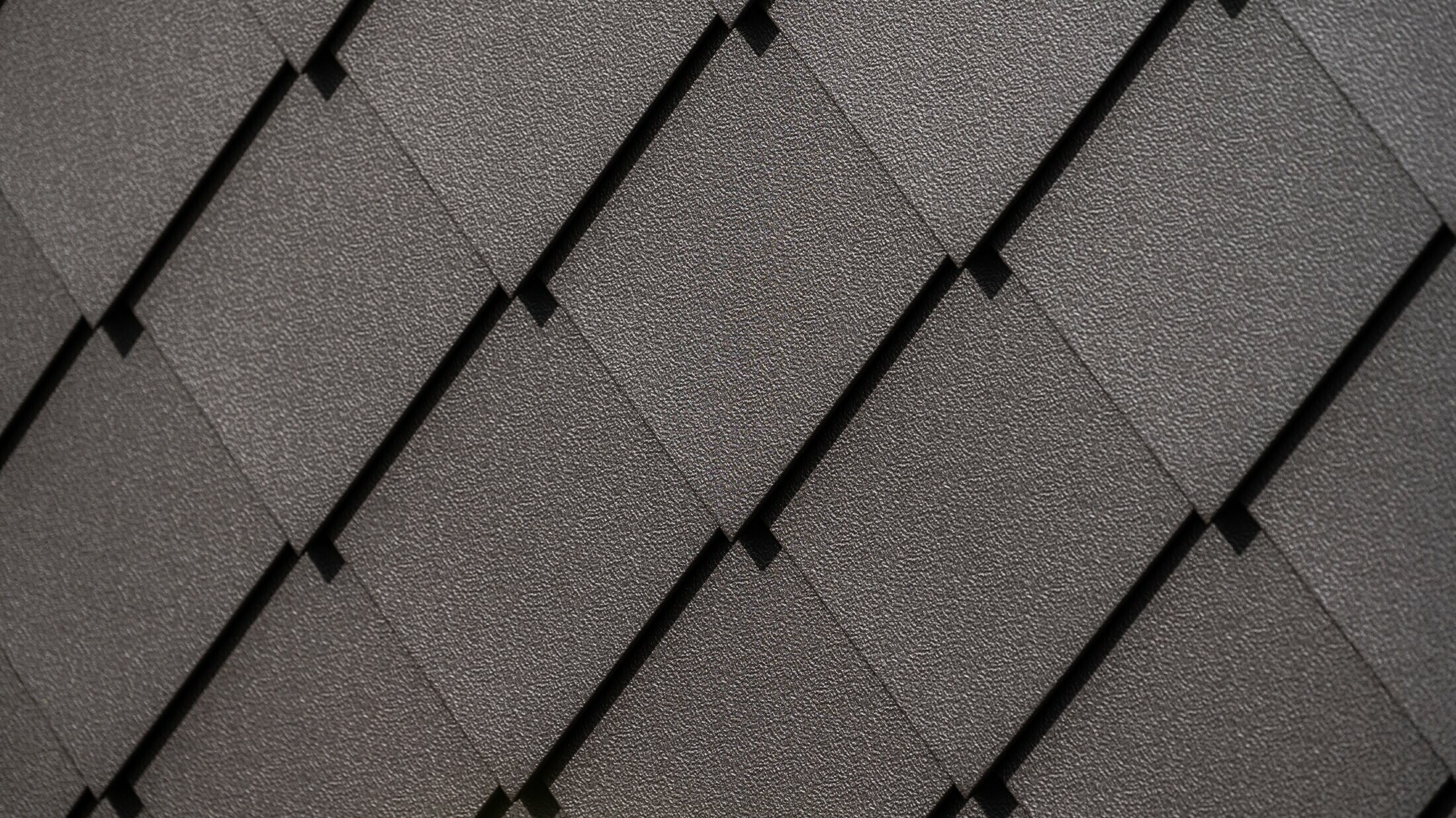 PREFA zidni romb 29 × 29 u orah smeđoj boji, snimak izbliza sa stucco površinom
