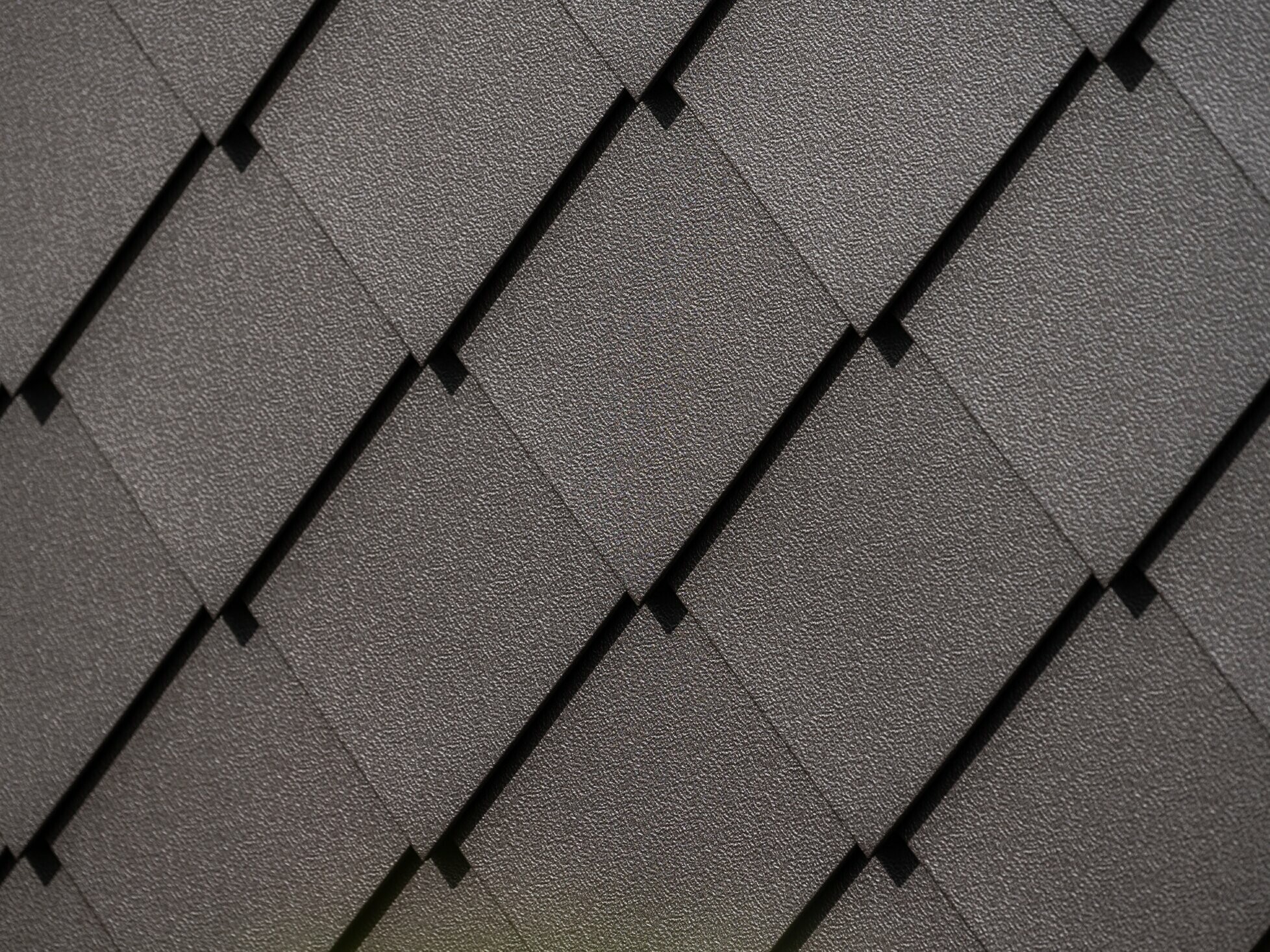 PREFA zidni romb 29 × 29 u orah smeđoj boji, snimak izbliza sa stucco površinom