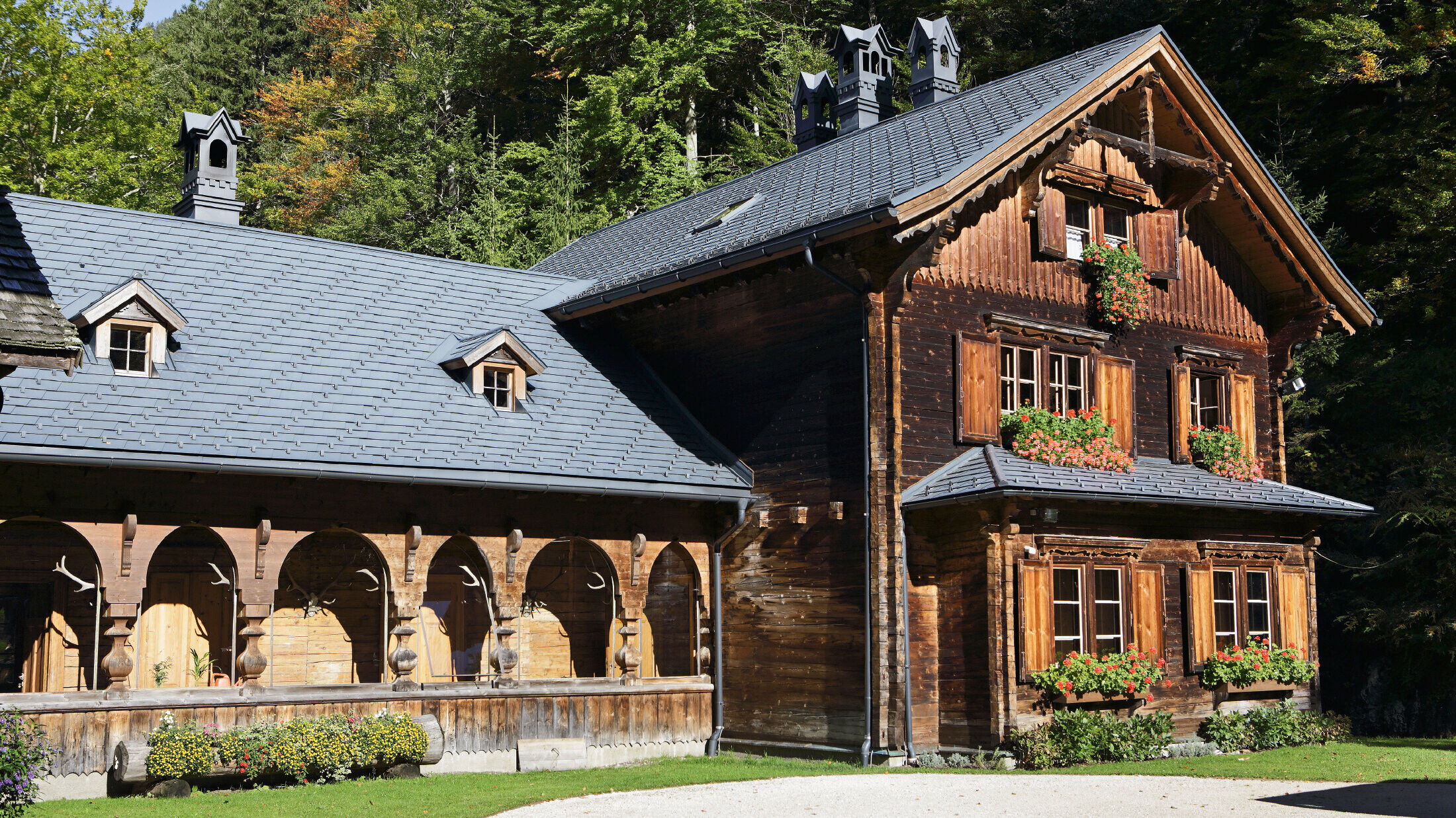 rustikalna lovačka kuća, kuća obitelji Rothschild, s PREFA krovnom šindrom u P.10 antracit boji