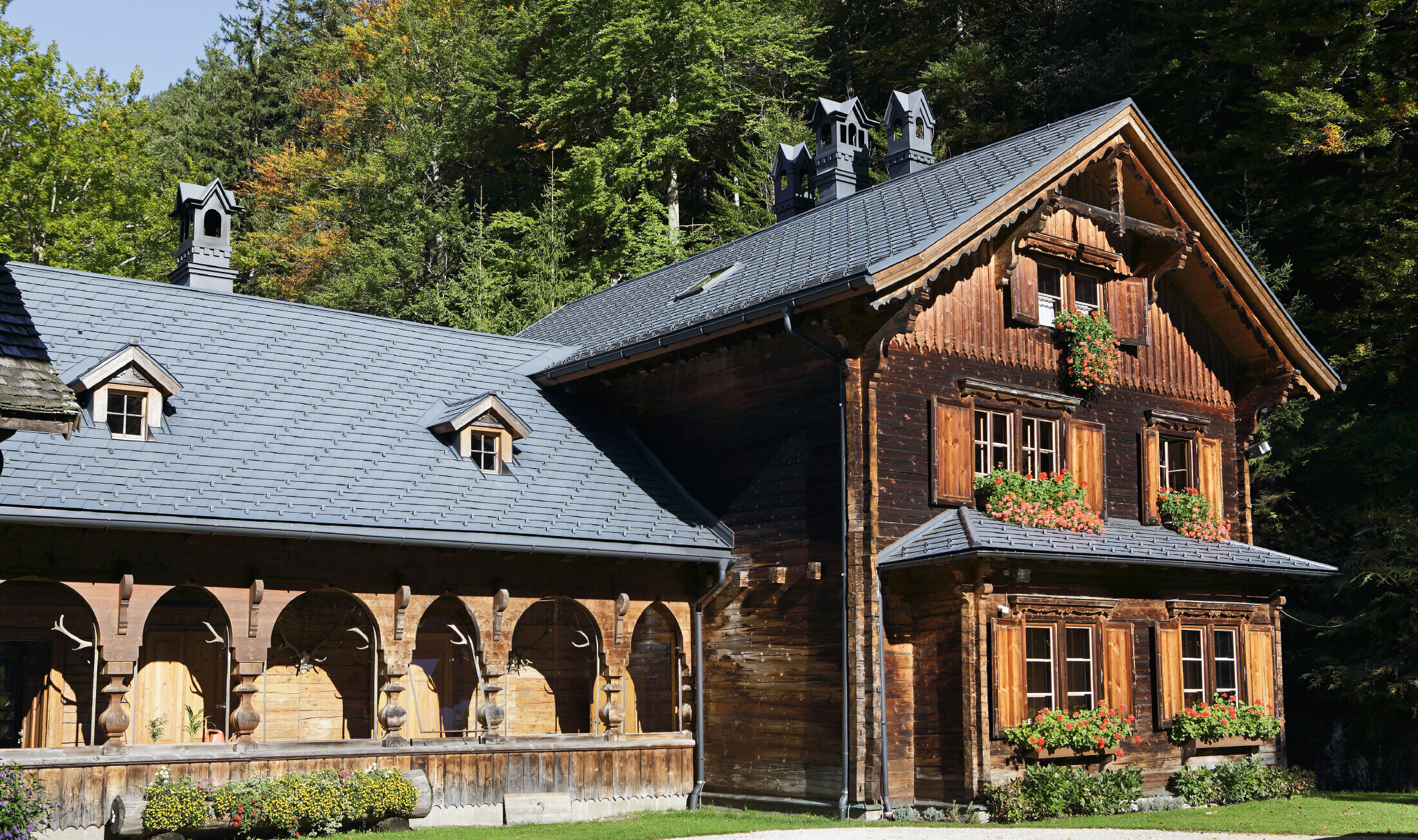 rustikalna lovačka kuća, kuća obitelji Rothschild, s PREFA krovnom šindrom u P.10 antracit boji