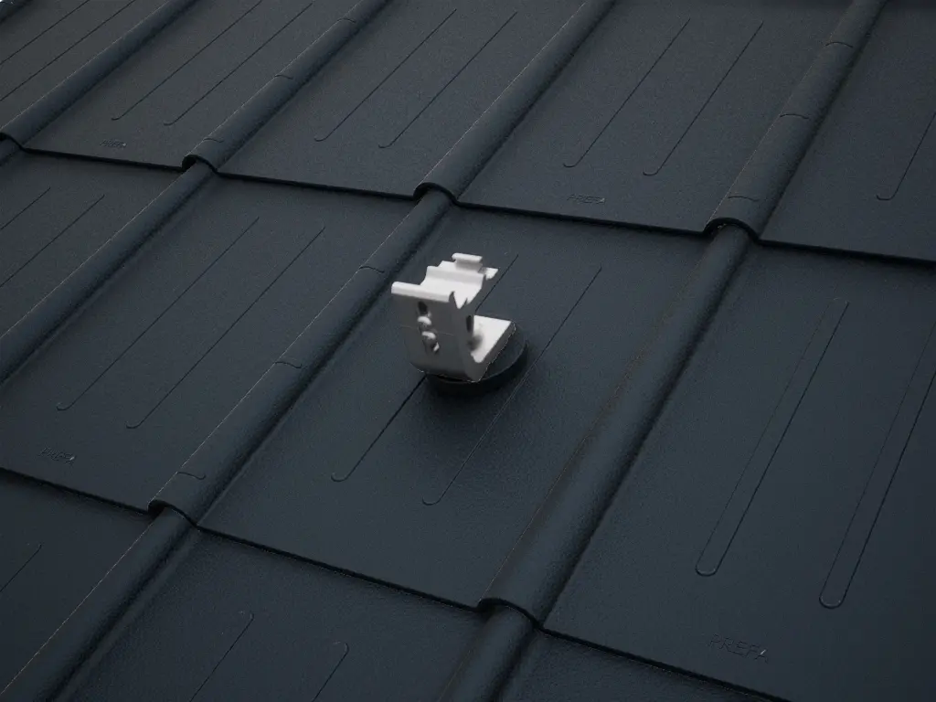 Detaljan prikaz solarni držač PRE-VARIO 3.S, montiranog na tamni krov s PREFA krovnim ploča.