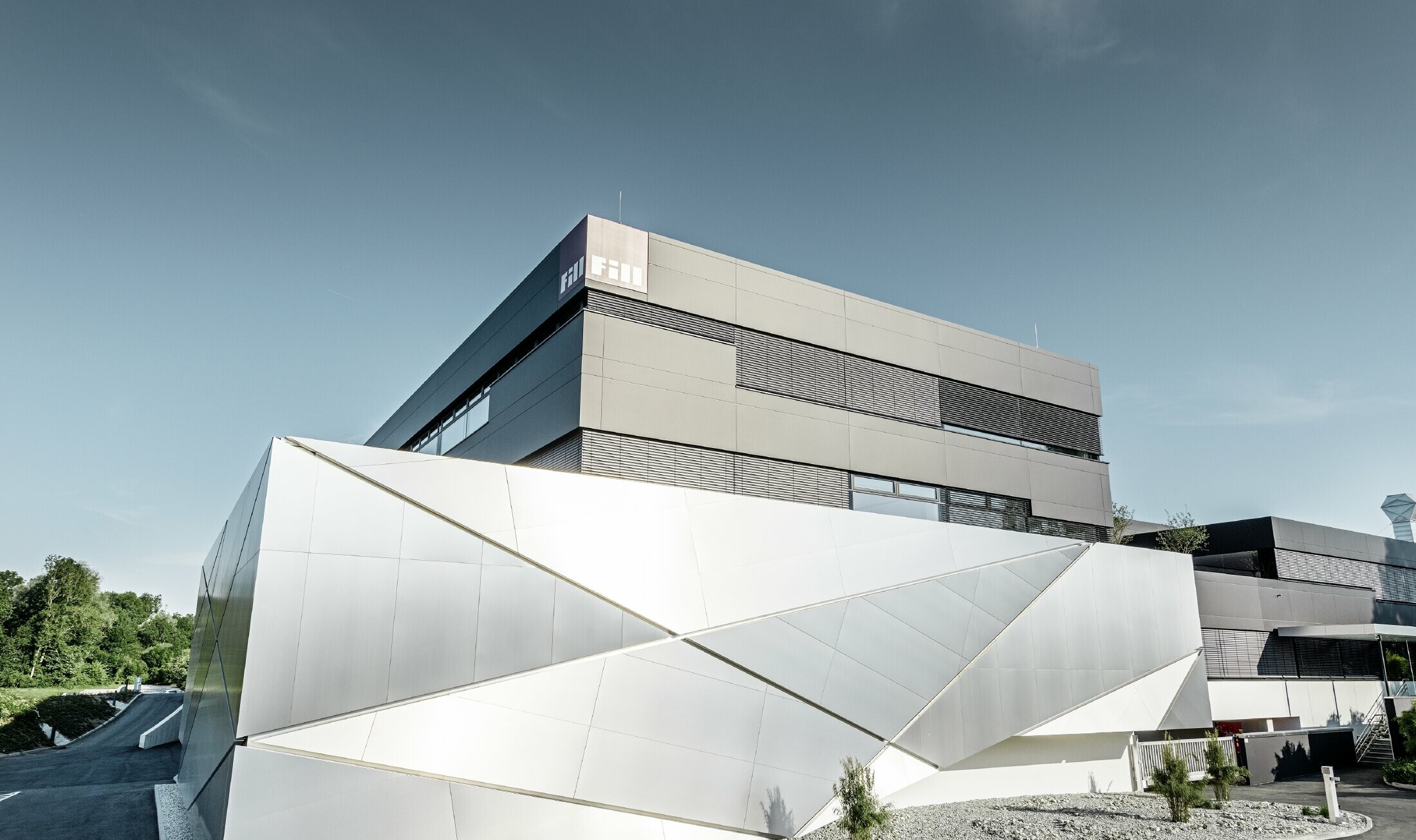 Zgrada firme Fill s futurističkom fasadom iz aluminijskih kompozitnih ploča iz četkanog aluminija i pozadinski osvijetljenim reškama