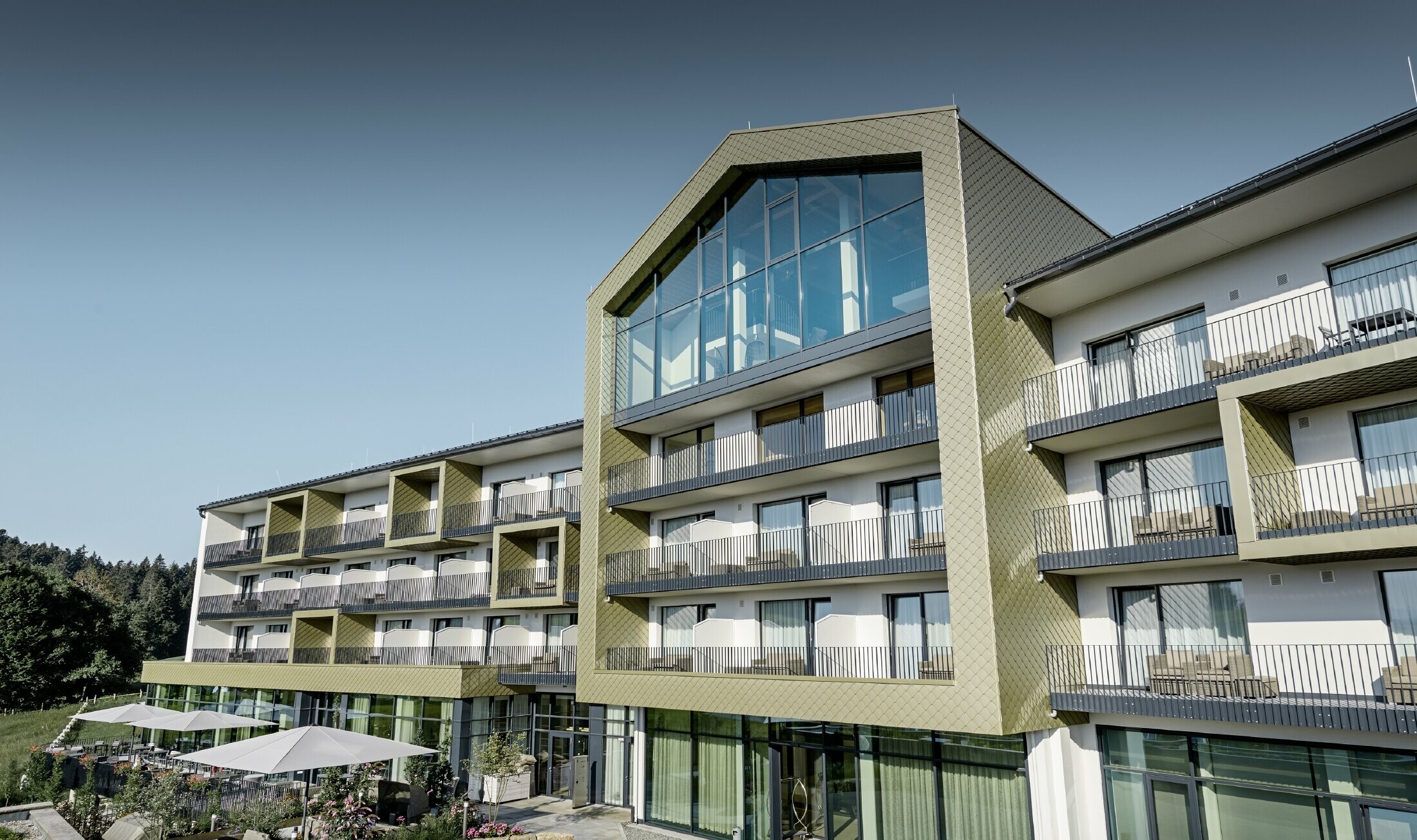 Oblikovanje fasade hotela Edita u Scheideggu pomoću aluminijskih rombova tvrtke PREFA u formatu 20 × 20 u posebnoj boji svijetla bronca.