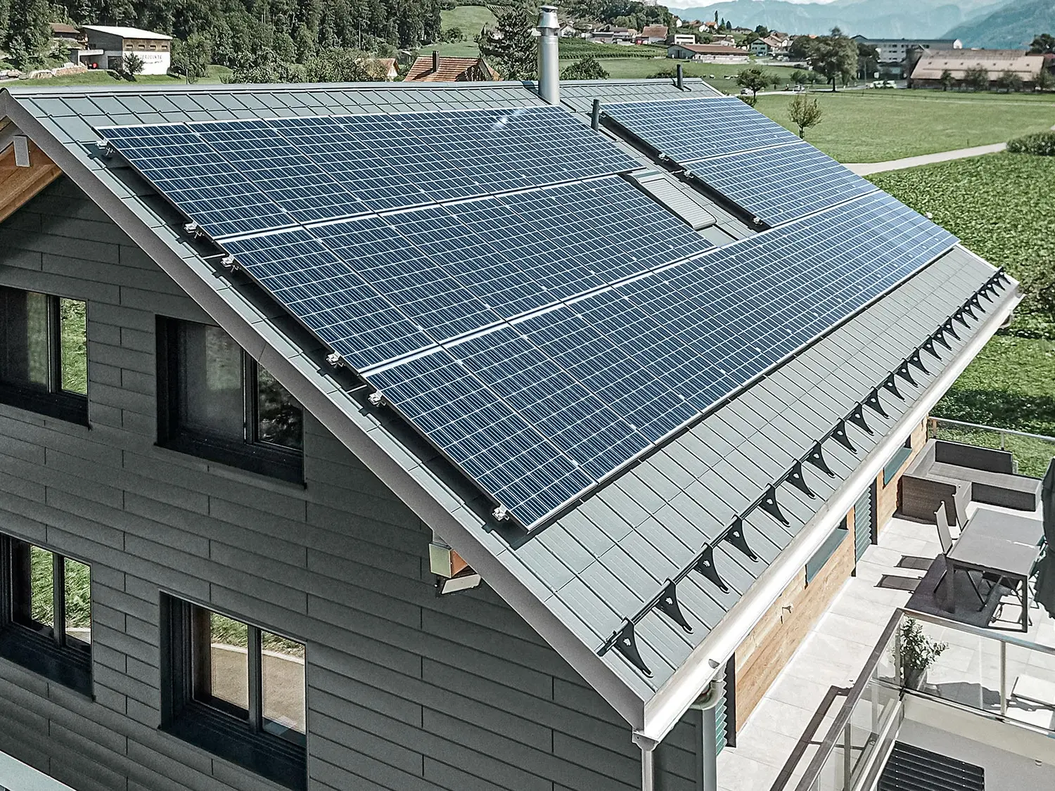 Fotonaponski sustav montiran je na PREFA krov pomoću solarnih držača i nosivog profila za osiguranu postojanost.