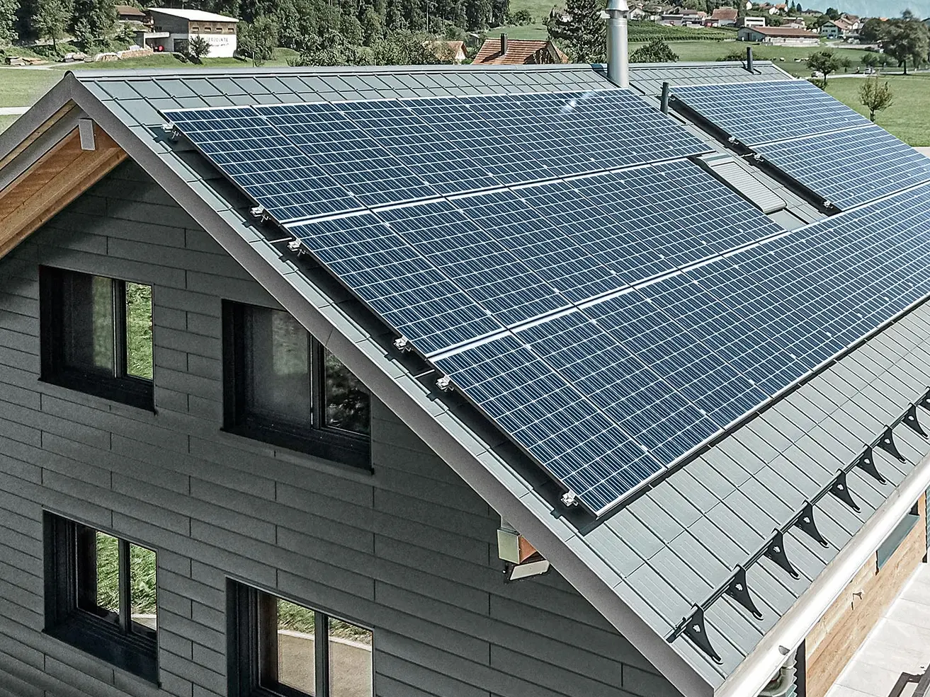 Fotonaponski sustav montiran je na PREFA krov pomoću solarnih držača i nosivog profila za osiguranu postojanost.