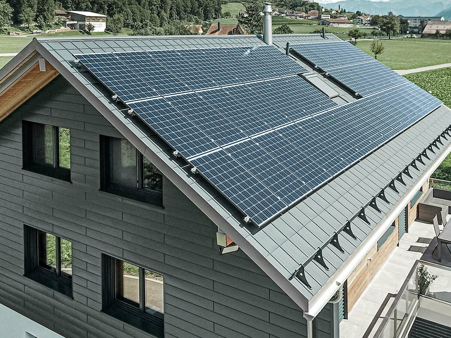 Fotonaponski sustav montiran je na PREFA krov pomoću solarnih držača i nosivog profila za osiguranu postojanost.