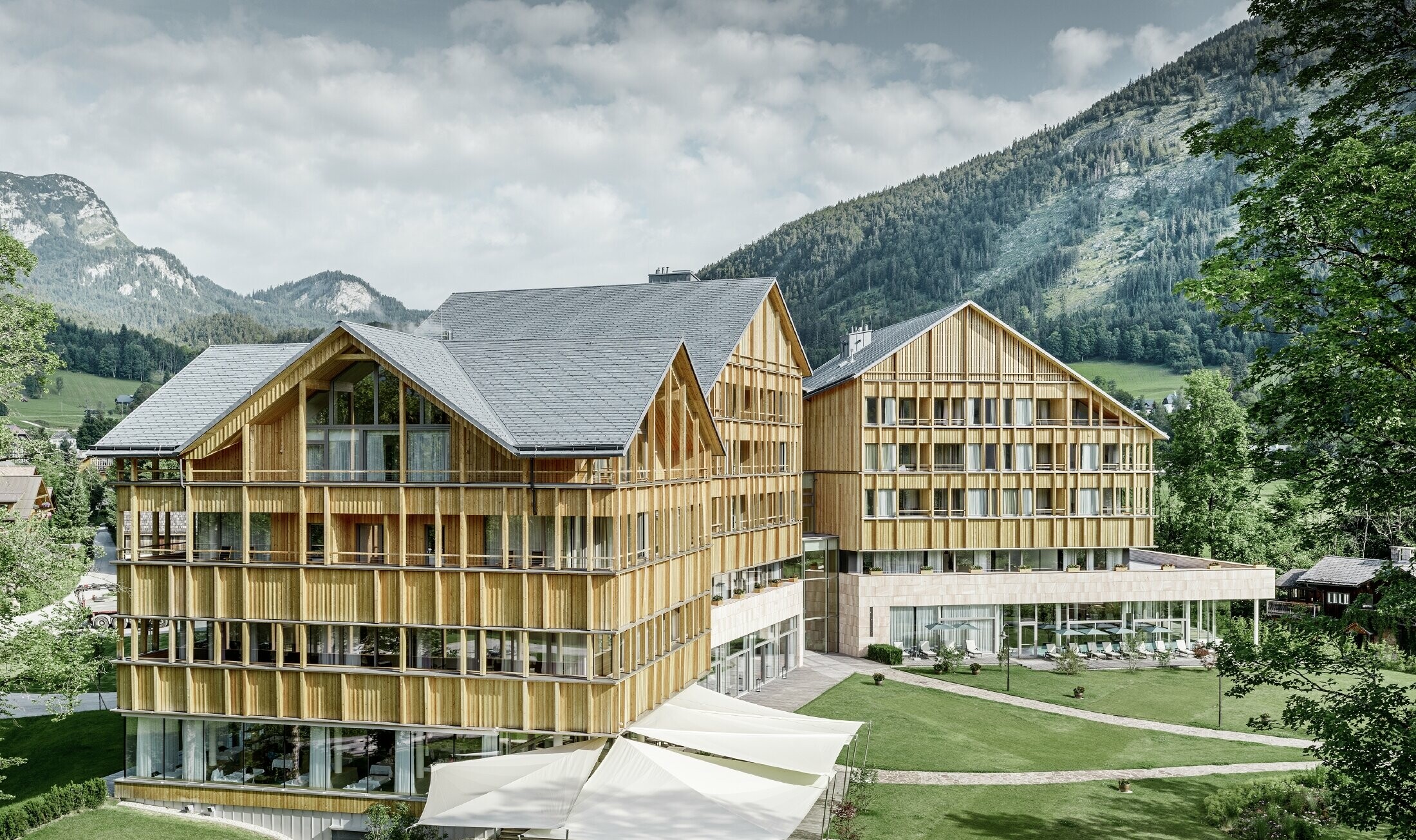 Hotel Vivamayr na Altausseeu s drvenom fasadom i pokrovom iz PREFA krovne šindre