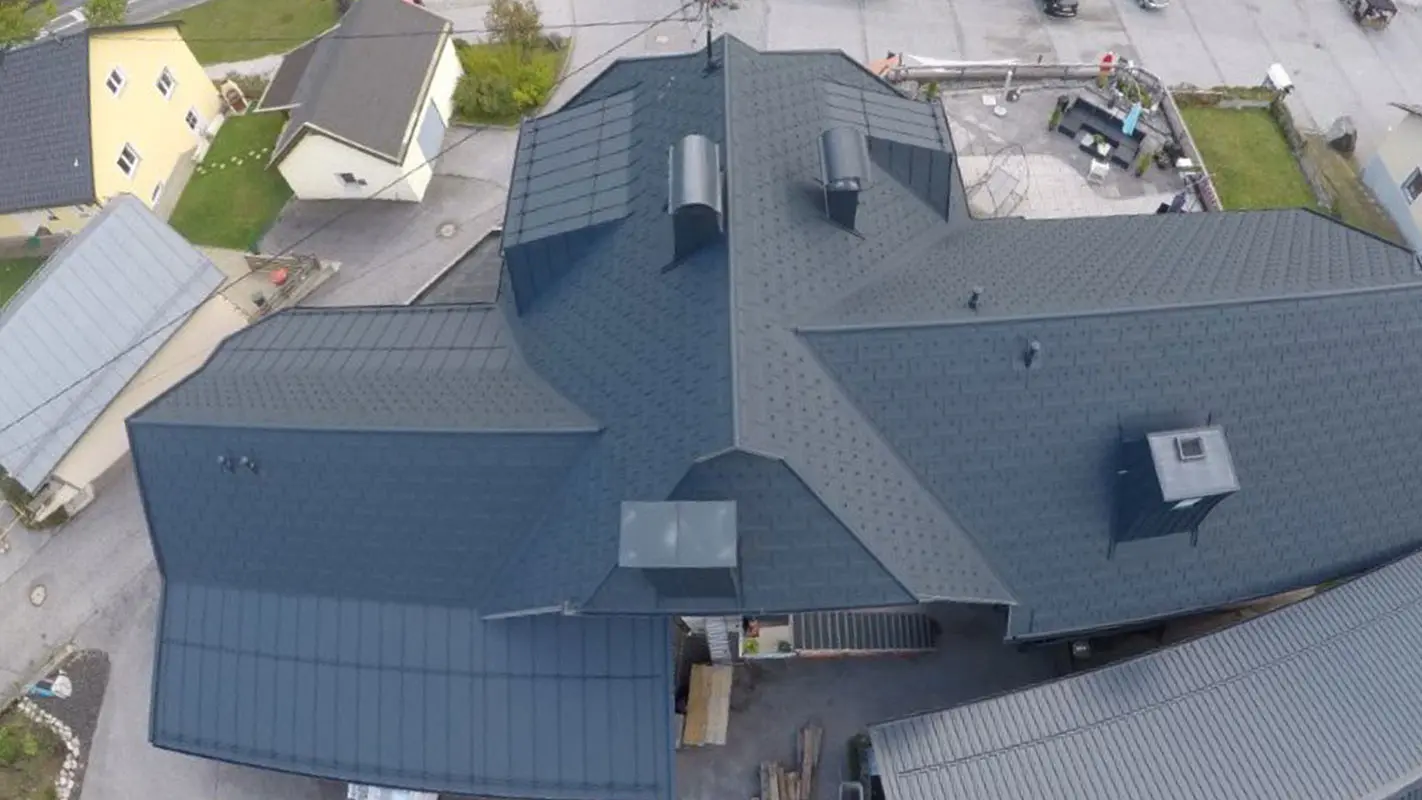 Sanacija velike krovne površine s puno detalja - s uvalama, krovnim kućicama i dimnjacima. Krov je pokriven aluminijskom krovnom pločom R.16 tvrtke PREFA u antracit boji.