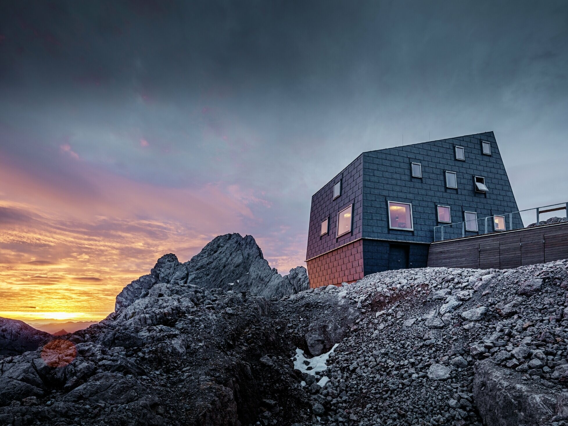 Nova planinska kuća Seethalerhütte na ledenjaku Dachstein nalazi se u sredini zaštićenog područja prirode i impresionira svojom oblikovanom strukturom i fasadom koja izgleda poput stijene. S kosim zidovima i PREFA krovnim i fasadnim panelima FX.12 u kameno sivoj boji P.10 planinarsko sklonište spremno očekuje sve vremenske prilike.