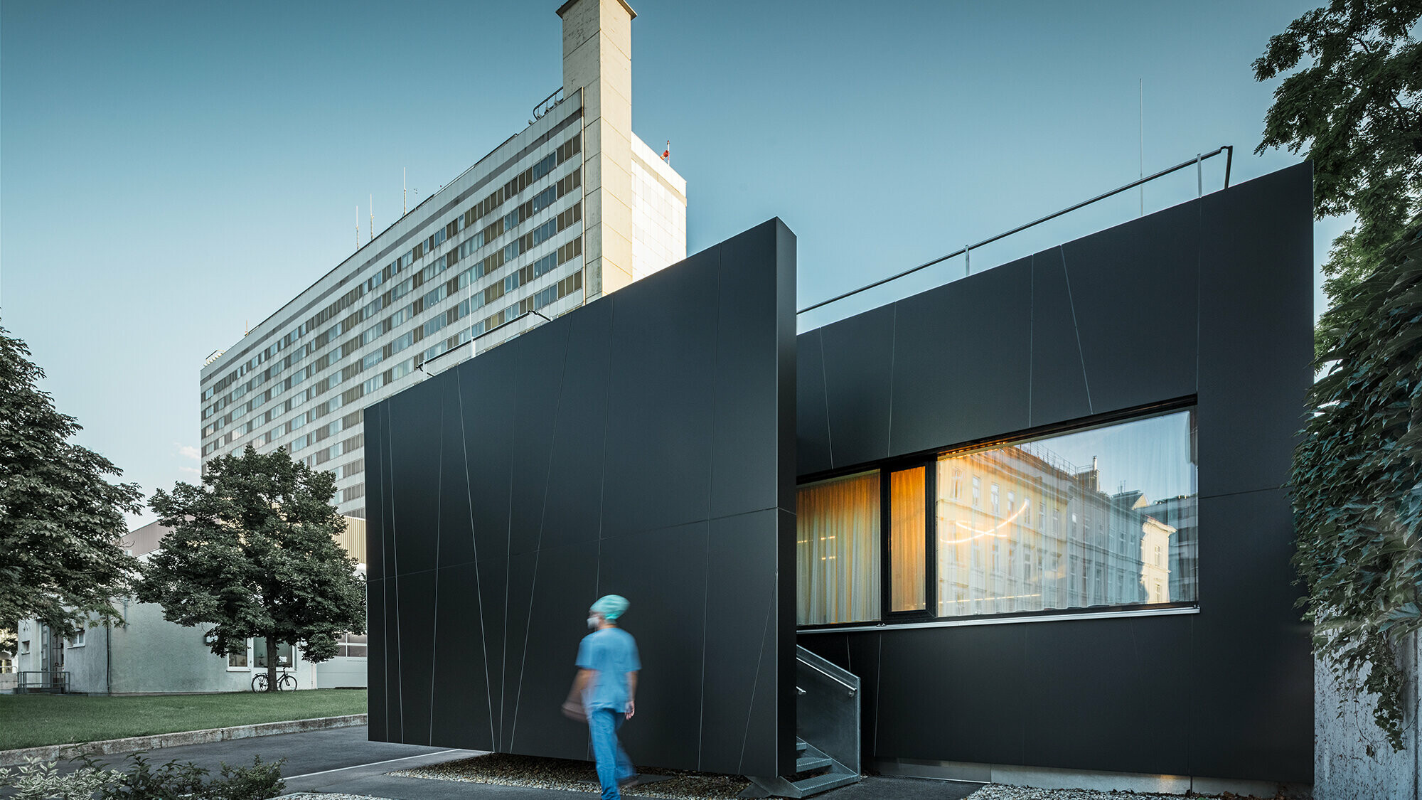 Fasada središnje hitne službe klinike Landstraße na Juchgasseu u Beču s crno-sivim PREFA kompozitnim pločama.