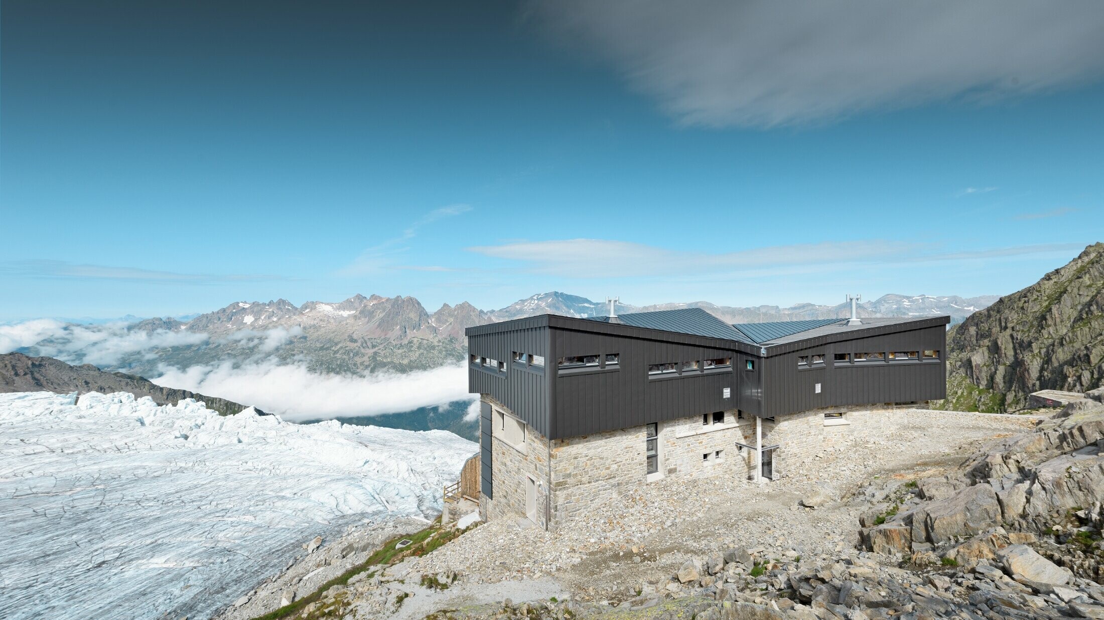 Refuge Albert 1er na planini Mont Blanc sa sustavom PREFALZ u crno-sivoj boji na krovu i fasadi.
