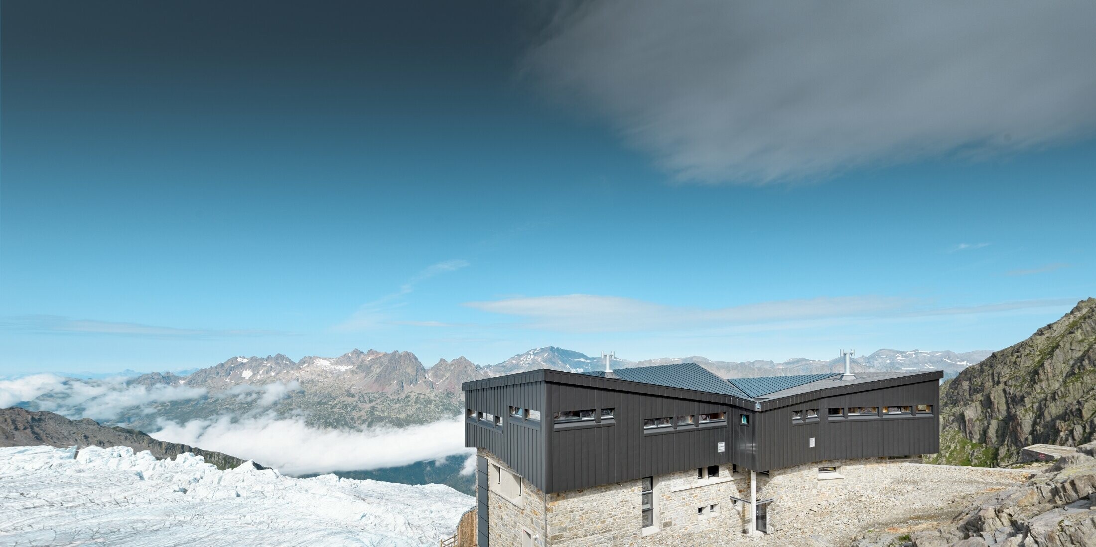 Refuge Albert 1er na planini Mont Blanc sa sustavom PREFALZ u crno-sivoj boji na krovu i fasadi.