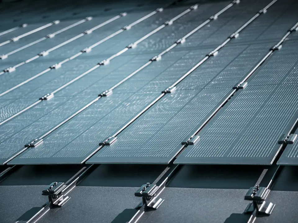 Pogledajte detalje montaže solarnog modula Prefalz na krovu u Meschedeu