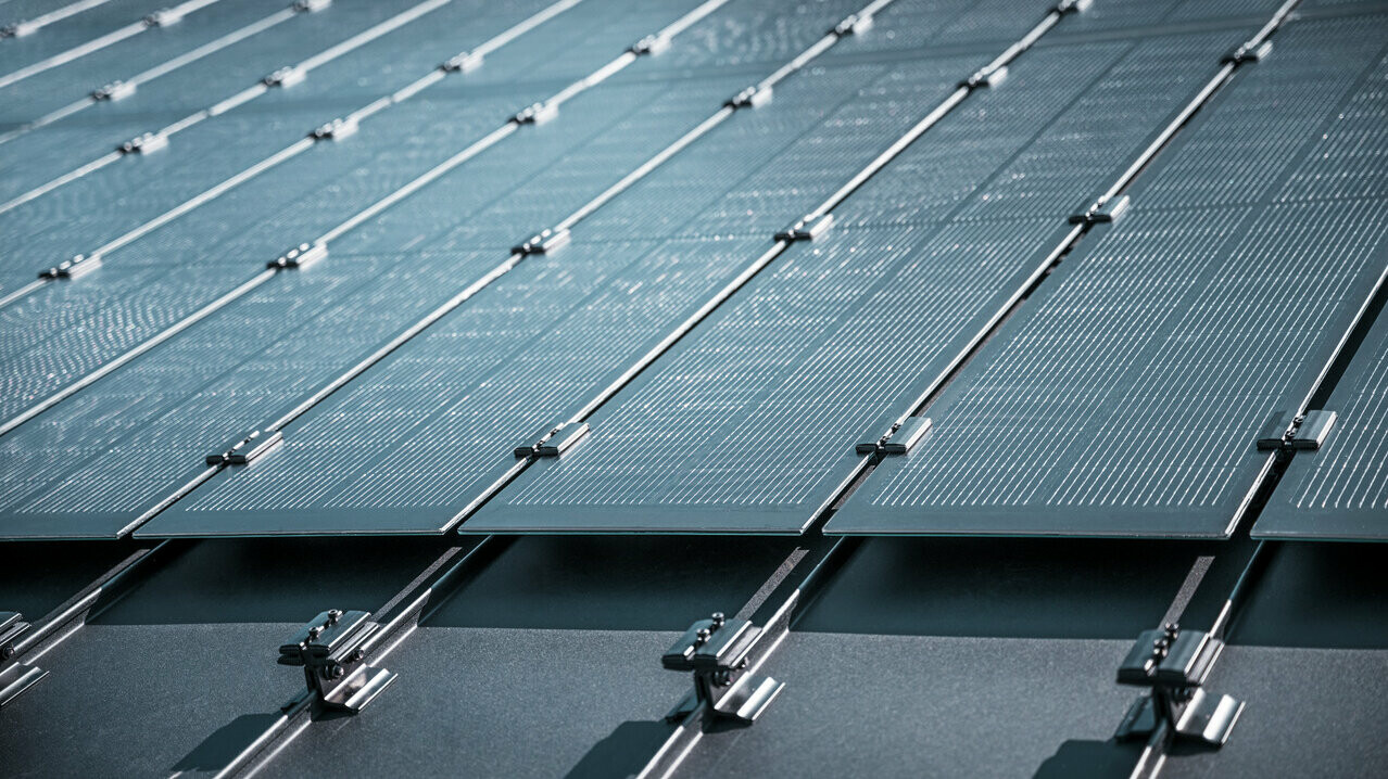 Pogledajte detalje montaže solarnog modula Prefalz na krovu u Meschedeu