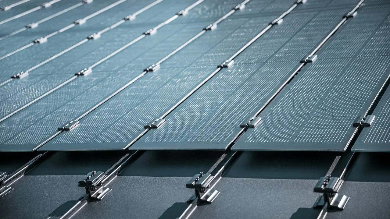 Pogledajte detalje montaže solarnog modula Prefalz na krovu u Meschedeu