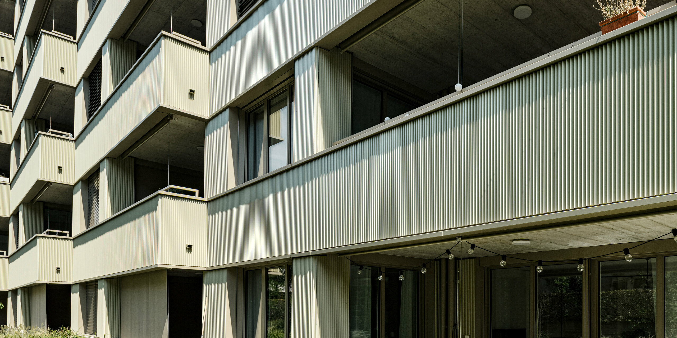 Das moderne Wohngebäude "Stetterhaus" in Altstetten, Zürich wird umhüllt von einer einzigartigen Fassade - PREFA Zackenprofil in der Sonderfarbe Perl-Metallic.