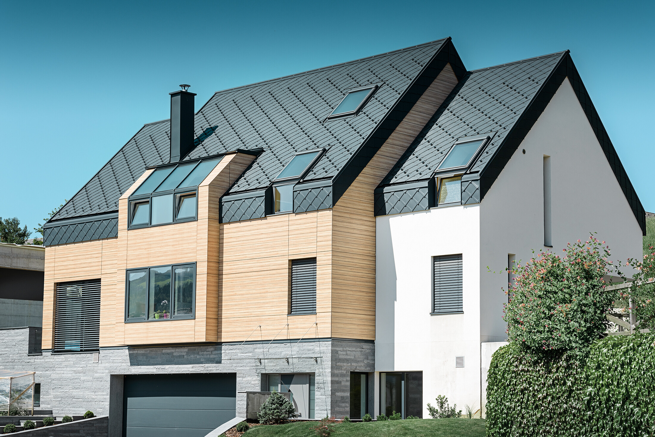 Moderna novogradnja u kojoj se krovna ovojnica proteže i preko gornjeg dijela fasade, kao krovni pokrov korišten je aluminijski krovni romb u antracit boji