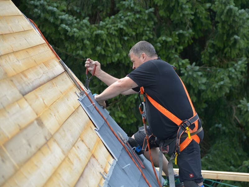 Stručno osposobljeni majstor poduzeća PREFA pri pokrivanju krova