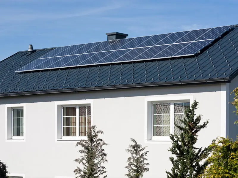 Sa solarnim montažnim sustavom PREFA PS.13 na krovne ploče PREFA boje antracita instaliran je fotonaponski sustav