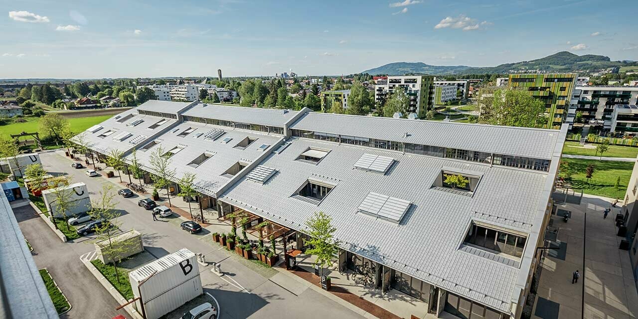 Snimka objekta Panzerhalle u Salzburgu iz ptičje perspektive; Krov je nanovo pokriven PREFA krovnom pločom u srebrnoj metalik.