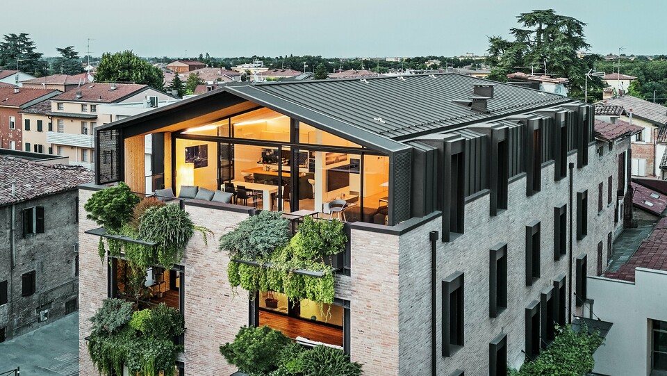 Održiva stambena kuća u Italiji s PREFALZ aluminijskim krovom i ozelenjenom fasadom od opeke.