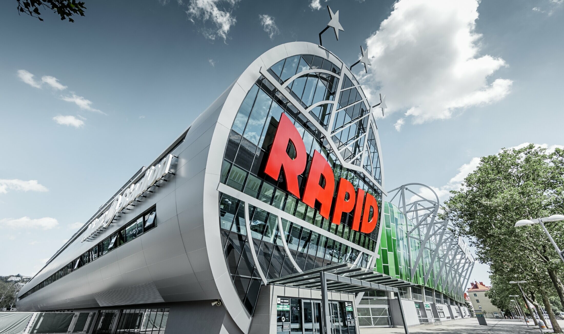 Ulaz u stadion Allianz s velikim logotipom SK Rapid Beč; Cijev s velikom staklenom frontom pokrivena je PREFA aluminijskom kompozitnom pločom u srebrnoj metalik.