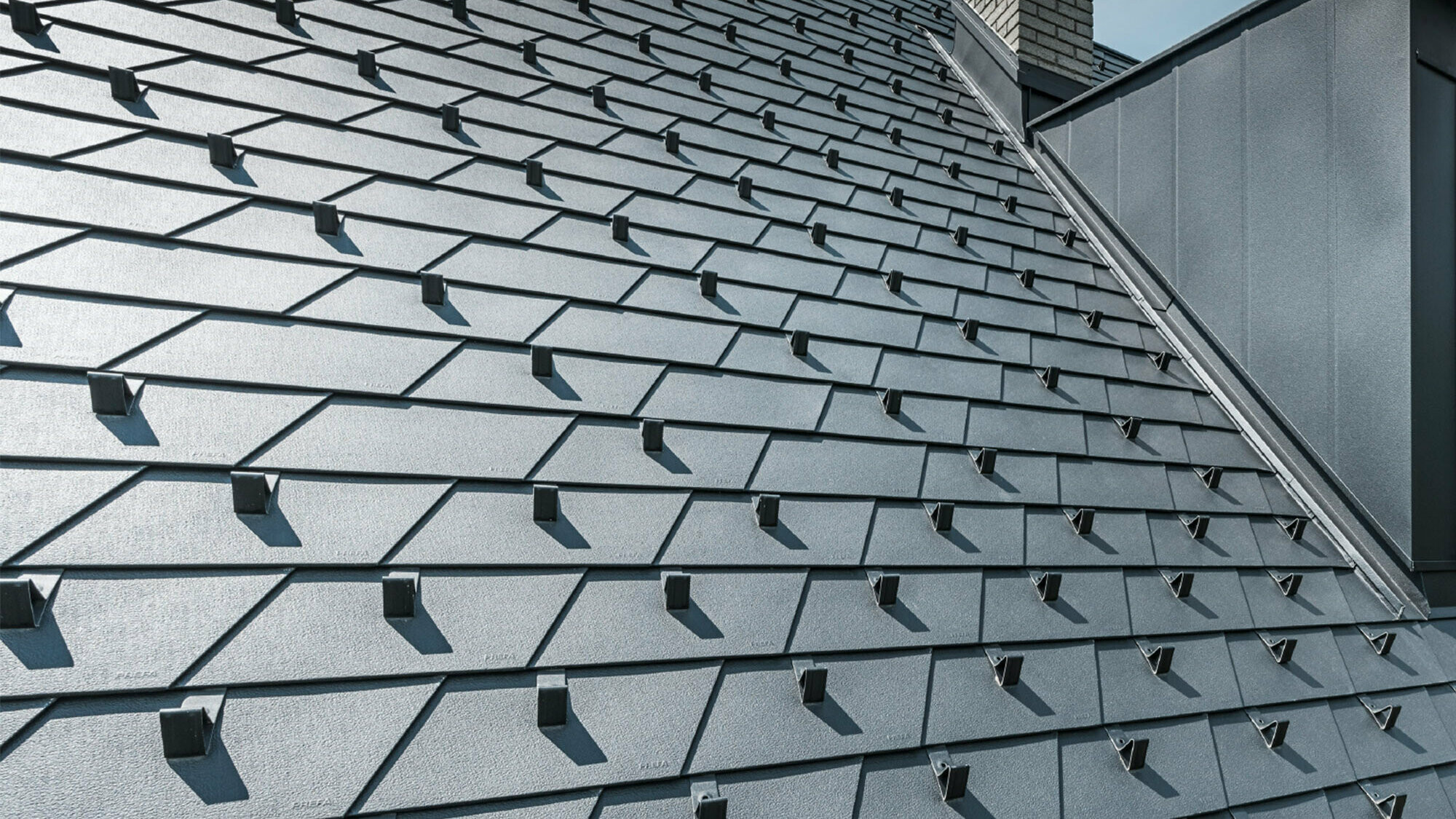Sanirani krov s PREFA krovnom šindrom u P.10 crnoj boji uklj. snjegobran i krovnu kućicu, obložen PREFA aluminijem