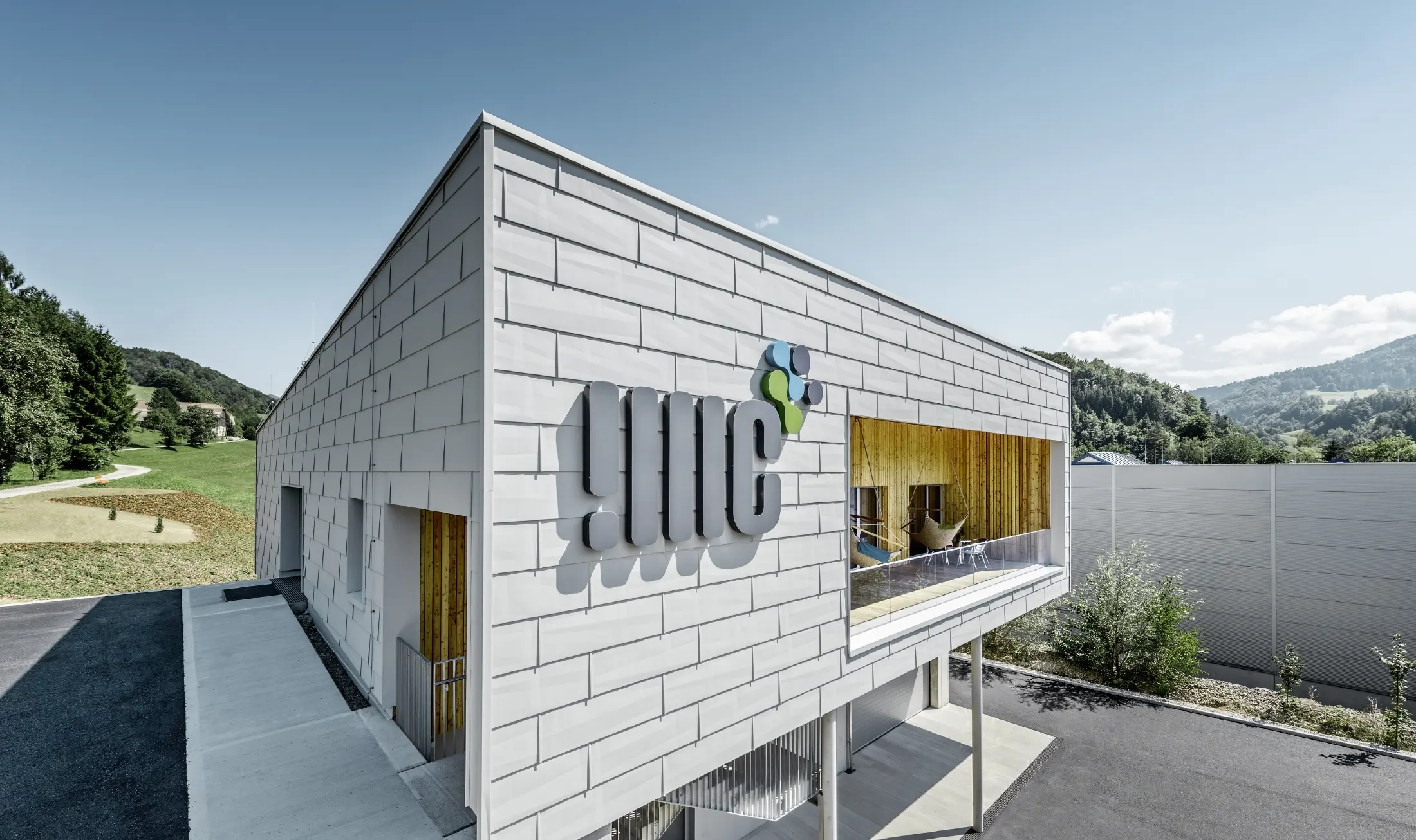 Moderno sjedište tvrtke u Ybbsitzu s ravnim krovom i aluminijskom fasadom; Fasada je obložena PREFA fasadnim panelima FX.12 u prefa bijeloj.