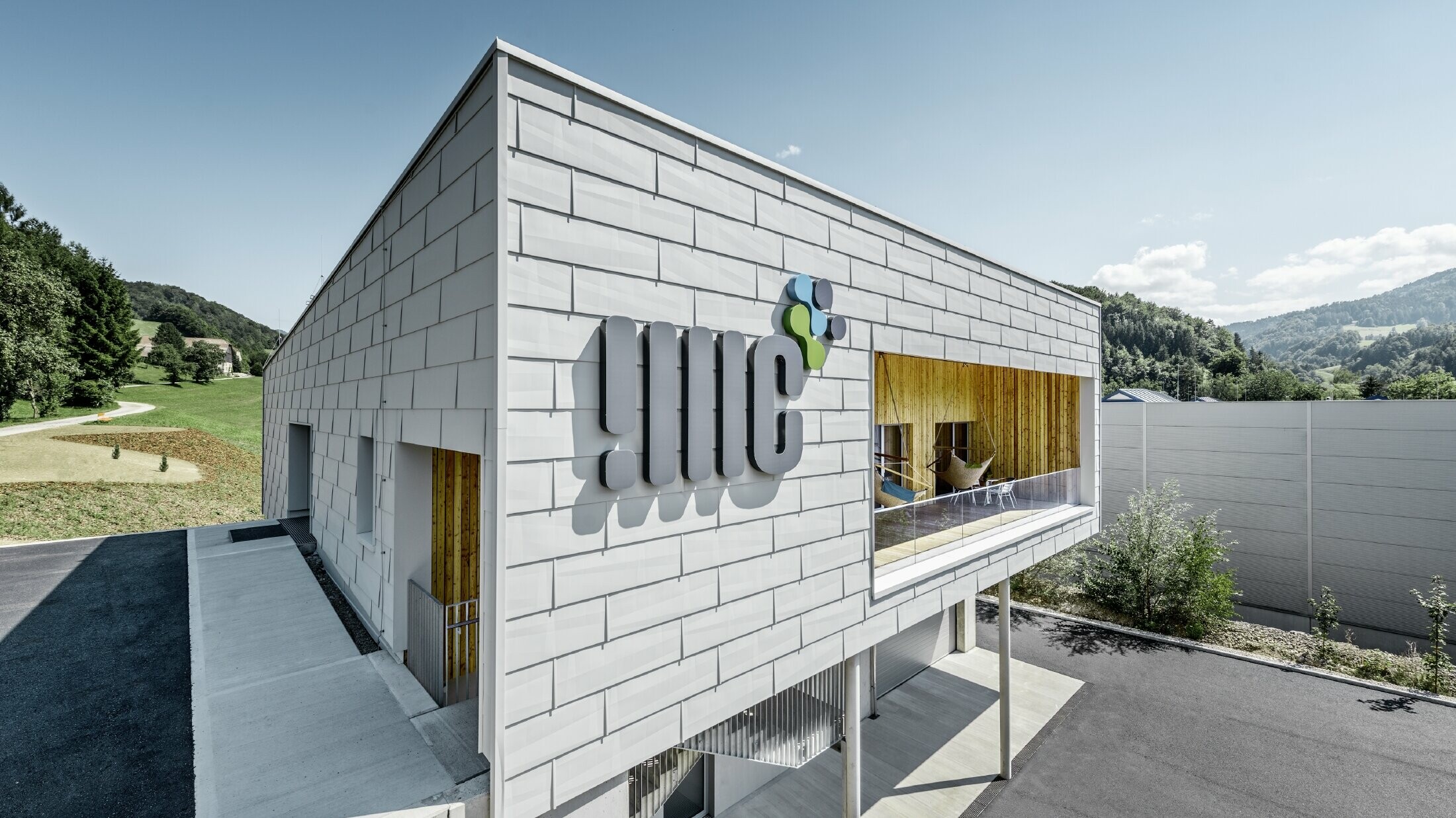 Moderno sjedište tvrtke u Ybbsitzu s ravnim krovom i aluminijskom fasadom; Fasada je obložena PREFA fasadnim panelima FX.12 u prefa bijeloj.