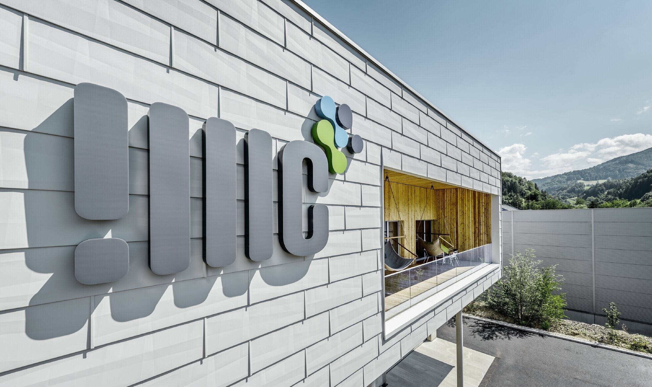 Sjedište poduzeća IT Management GmbH u Ybbsitzu s aluminijskom fasadom tvrtke PREFA; Fasada je obložena fasadnim panelom FX.12 u prefa bijeloj, na njoj se nalazi logotip tvrtke.