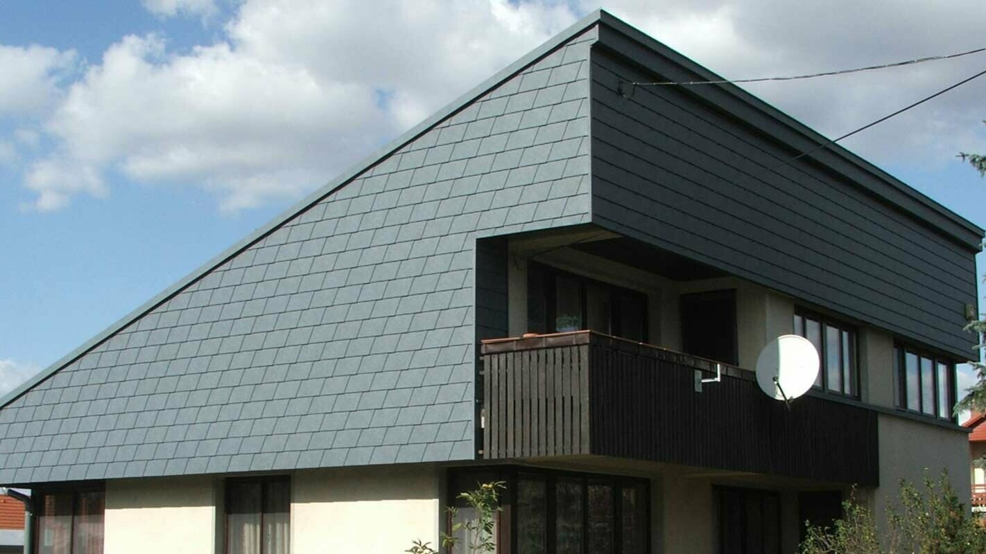 Sanacija fasade obiteljske kuće s jednostrešnim krovom PREFA zidnom šindrom
