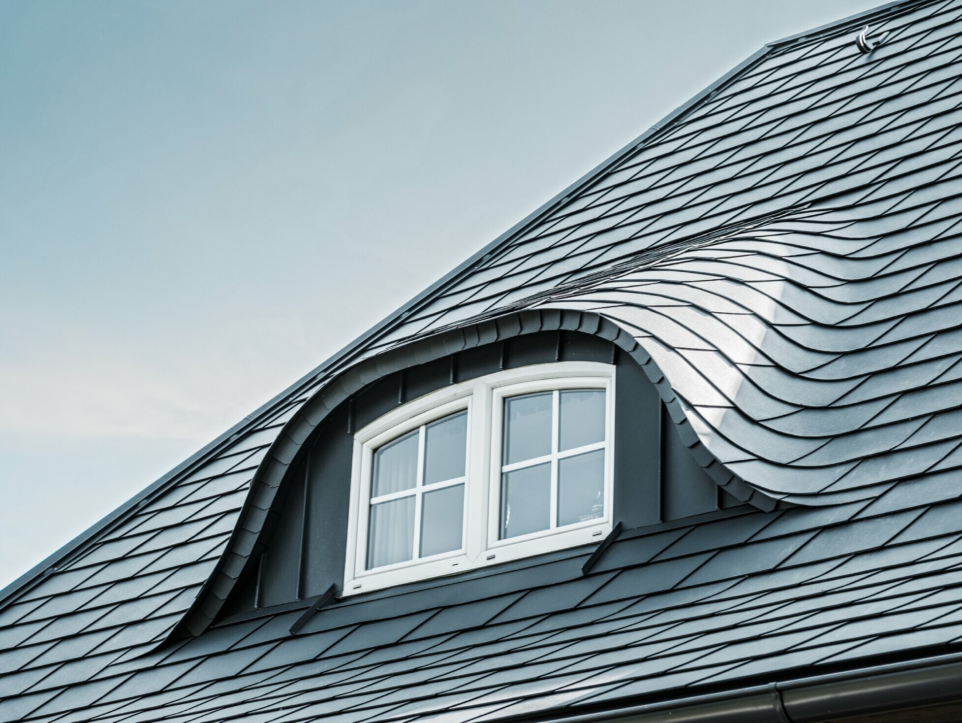 sanirani krov sa zaobljenom krovnom kućicom s prozorom obložen aluminijskim šindrama tvrtke PREFA u P.10 antracit boji 