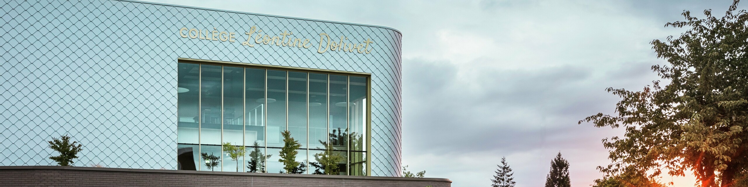 Moderni školski objekt Collège Léontine Dolivet u Cesson-Sévignéu s upečatljivom aluminijskom fasadom od otprilike 15.000 PREFA zidnih rombova u srebrno-metalik boji. Sjajna površina reflektira svjetlo i stvara živopisni, elegantni izgled. Velike staklene površine otvaraju pogled na zelenilo, dok robusno PREFA rješenje fasade jamči dugovječnost i otpornost na vremenske uvjete. Kombinacija promjenjivog metala i jasne arhitekture čini zgradu pravim privlačnim objektom i ističe prednosti aluminija: lagan, bez održavanja i održiv.