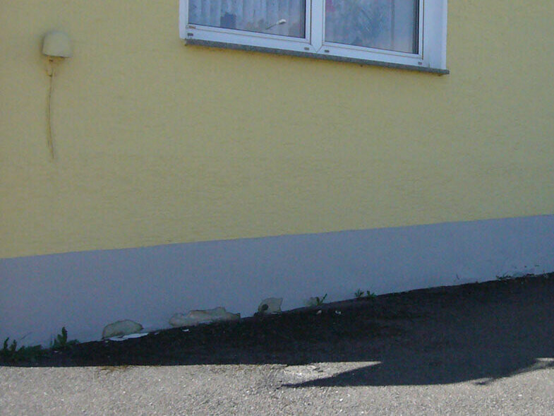 Aufgrund der ausgebrochenen am Fassadensockel wird das Haus mit PREFA saniert.