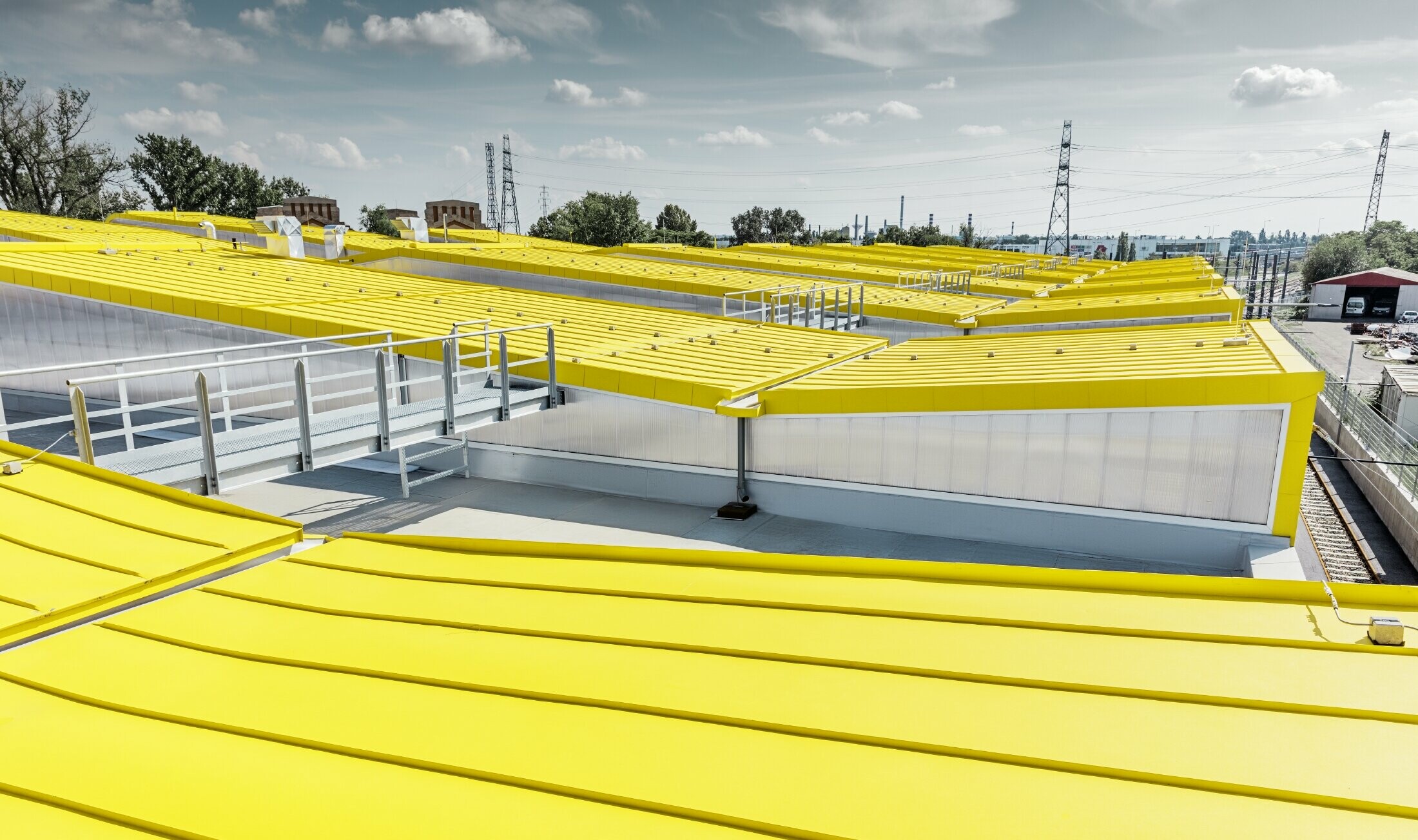 Prikaz detalja žute krovne površine nove budimpeštanske remize s krovom od stojećeg falca tvrtke PREFA;
