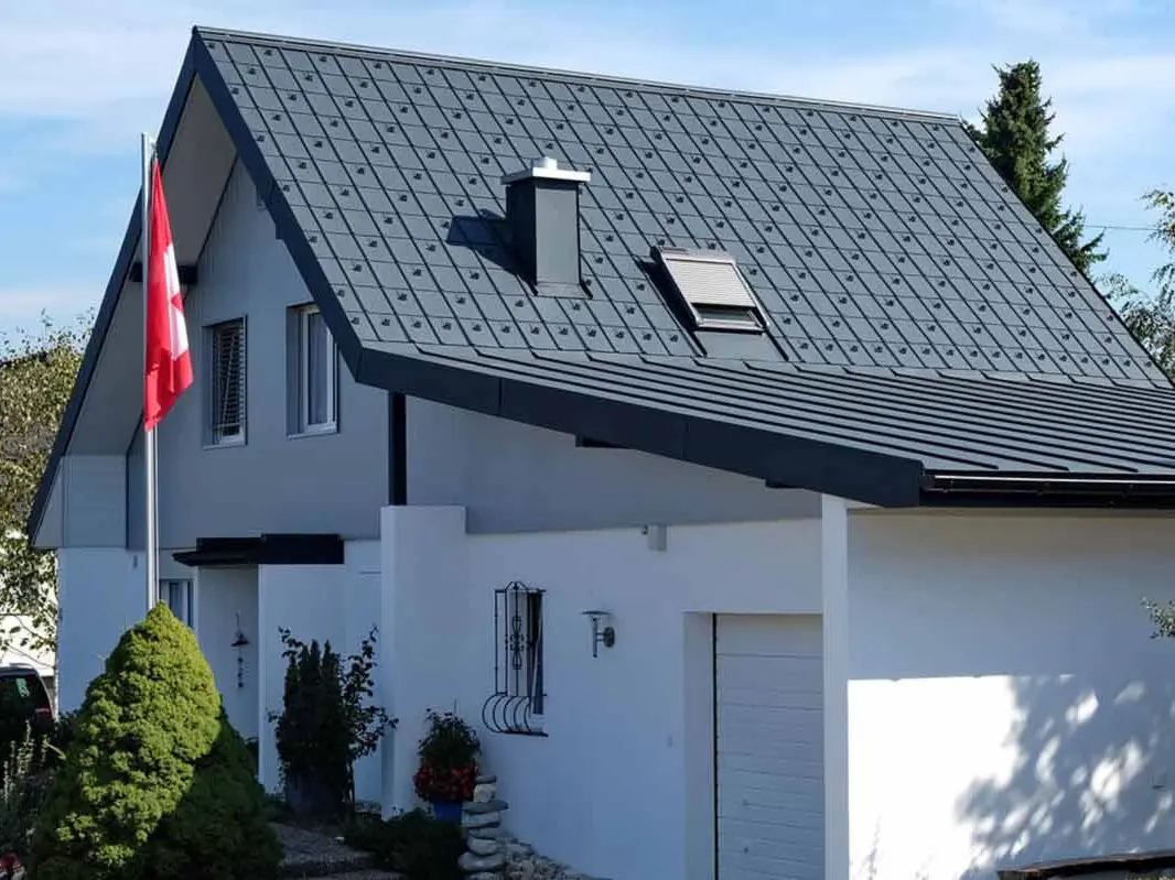 Kuća s garažom nakon sanacije krova PREFA krovnom pločom u antracit boji