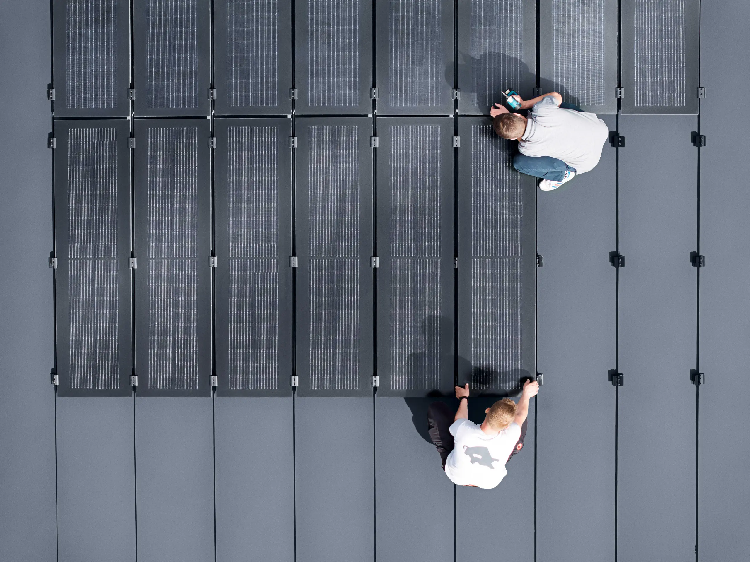 Luftaufnahme der PREFALZ-Solarmodule, die auf dem PREFALZ-Dach installiert werden