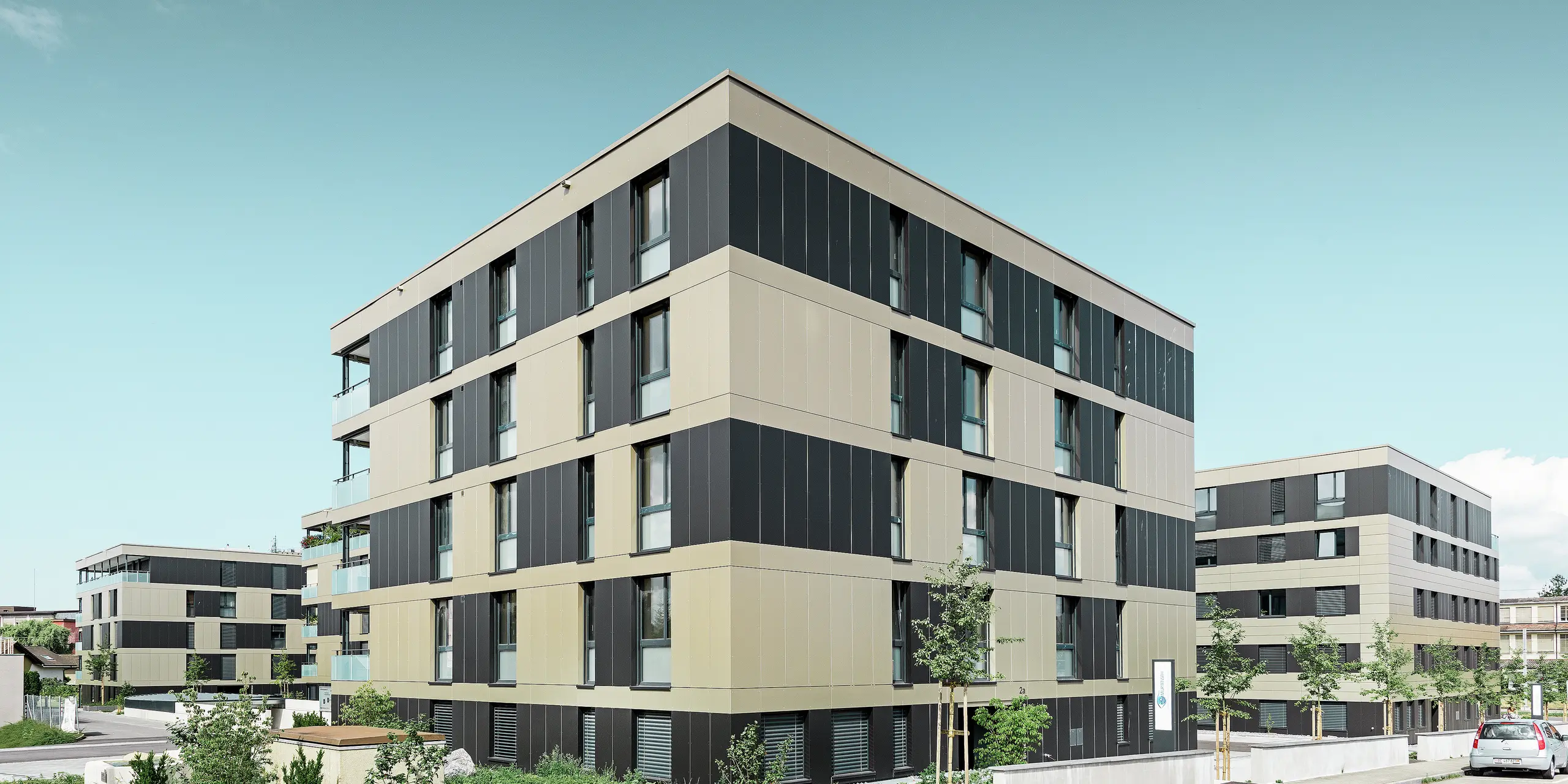 kockasto stambeno naselje s aluminijskom fasadom u bronci sa crno sivim elementima