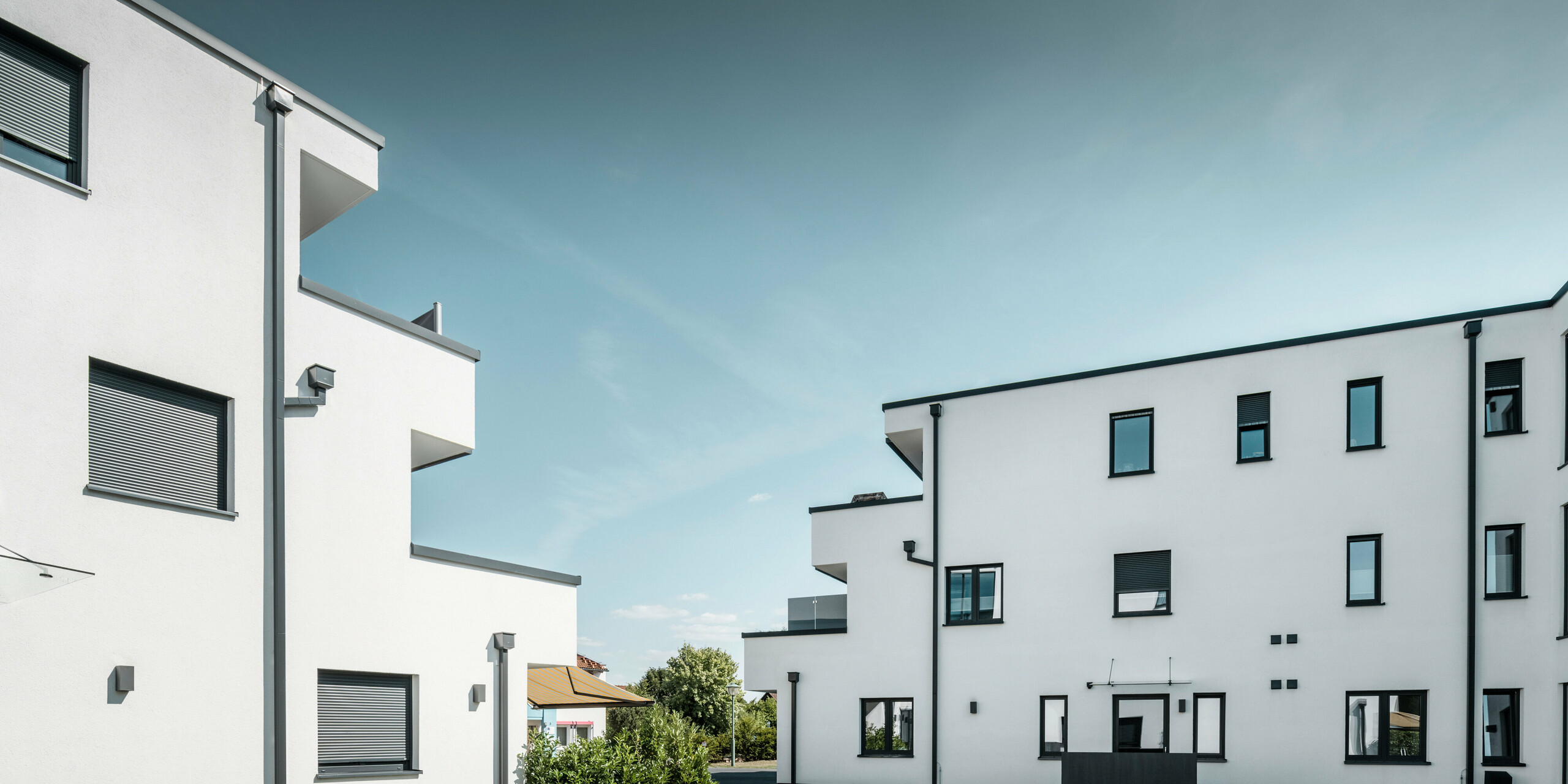Eine Wohnanlage in Ahnatal, Deutschland wurde mit dem PREFA Dachentwässerungssystem Quadratrohr in P.10 Anthrazit ausgestattet. 