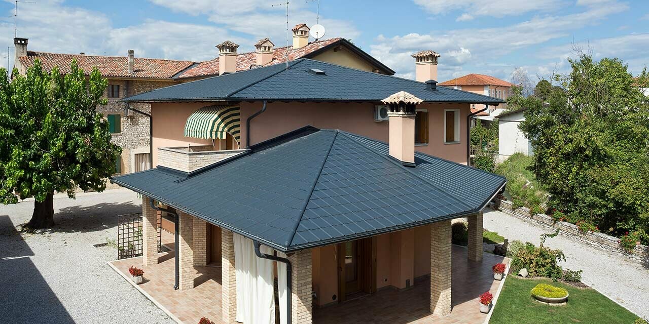 Italienische Villa mit typischem Zeltdach mit PREFA Dachplatte in P.10 Anthrazit
