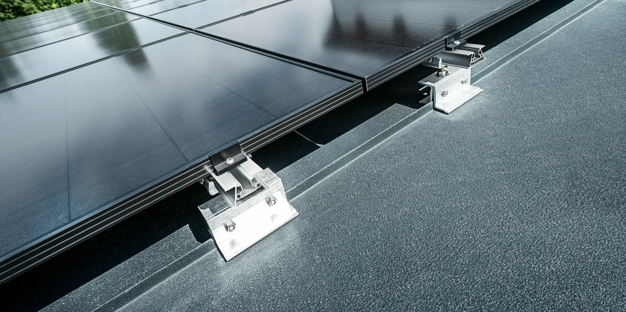 Krupni plan PREFA solarnog držača PREFALZ Vario na samostojećem krovu u antracit boji